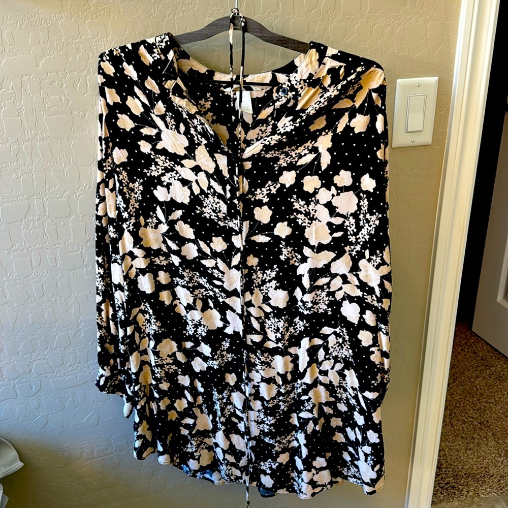 H&M Black and White Floral Women's Maternity & Nursing Top